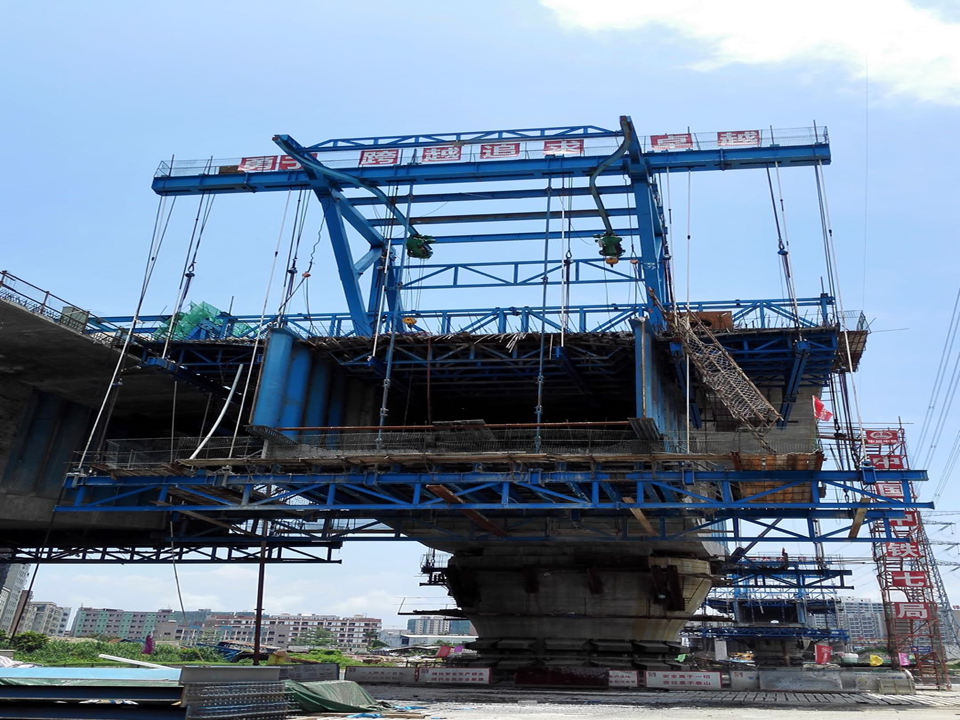 forming traveller of Shenzhen Dongbao River Bridge of Zhengzhou Company (New System) of China Railway Seven Bureau