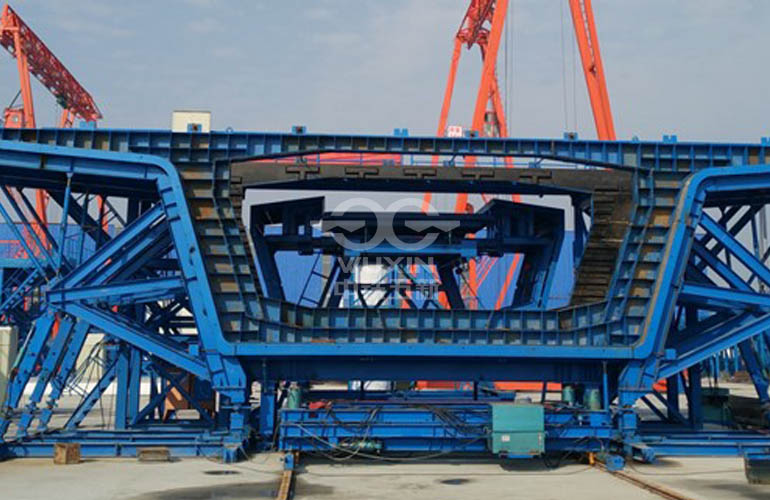 Segmental girder formwork